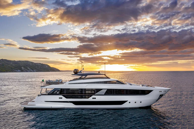 FerrettiYachts1000Exteriors_0000_50786