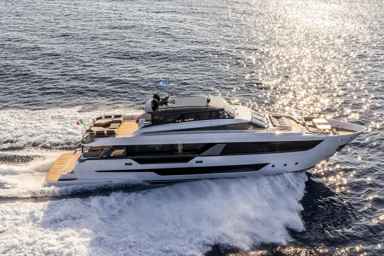 FerrettiYachts1000SkyDeckCruising_0001_73422